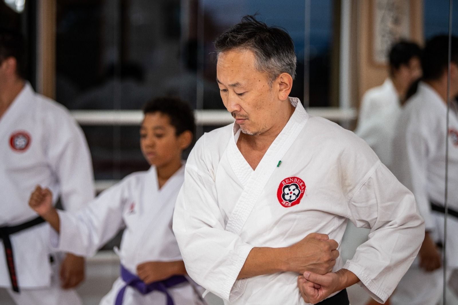 Sensei Francisco Santiago e Sensei Bárbara Belafronte sentados no dojo com as espadas