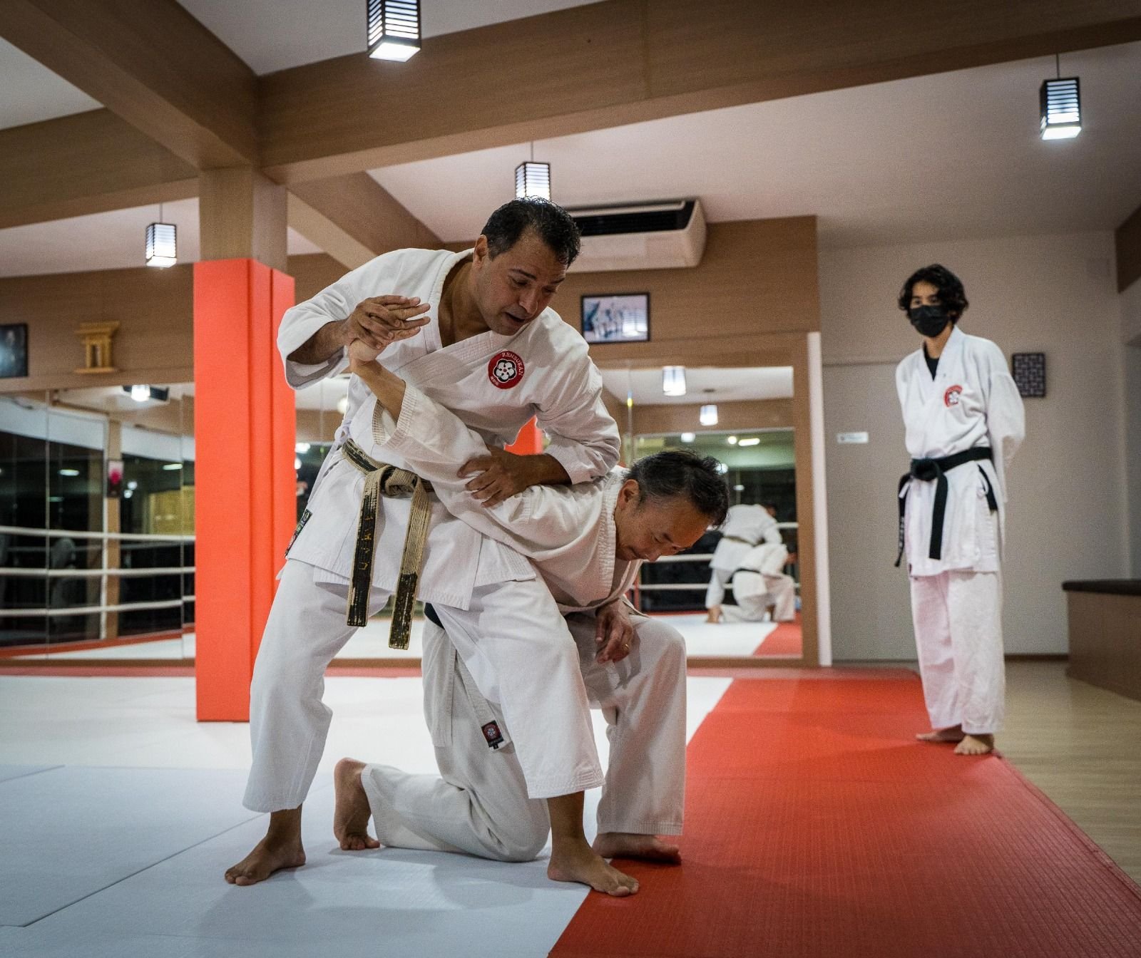 Sensei Francisco Santiago demonstra uma técnica de controle de braço no tatame da Renbukan