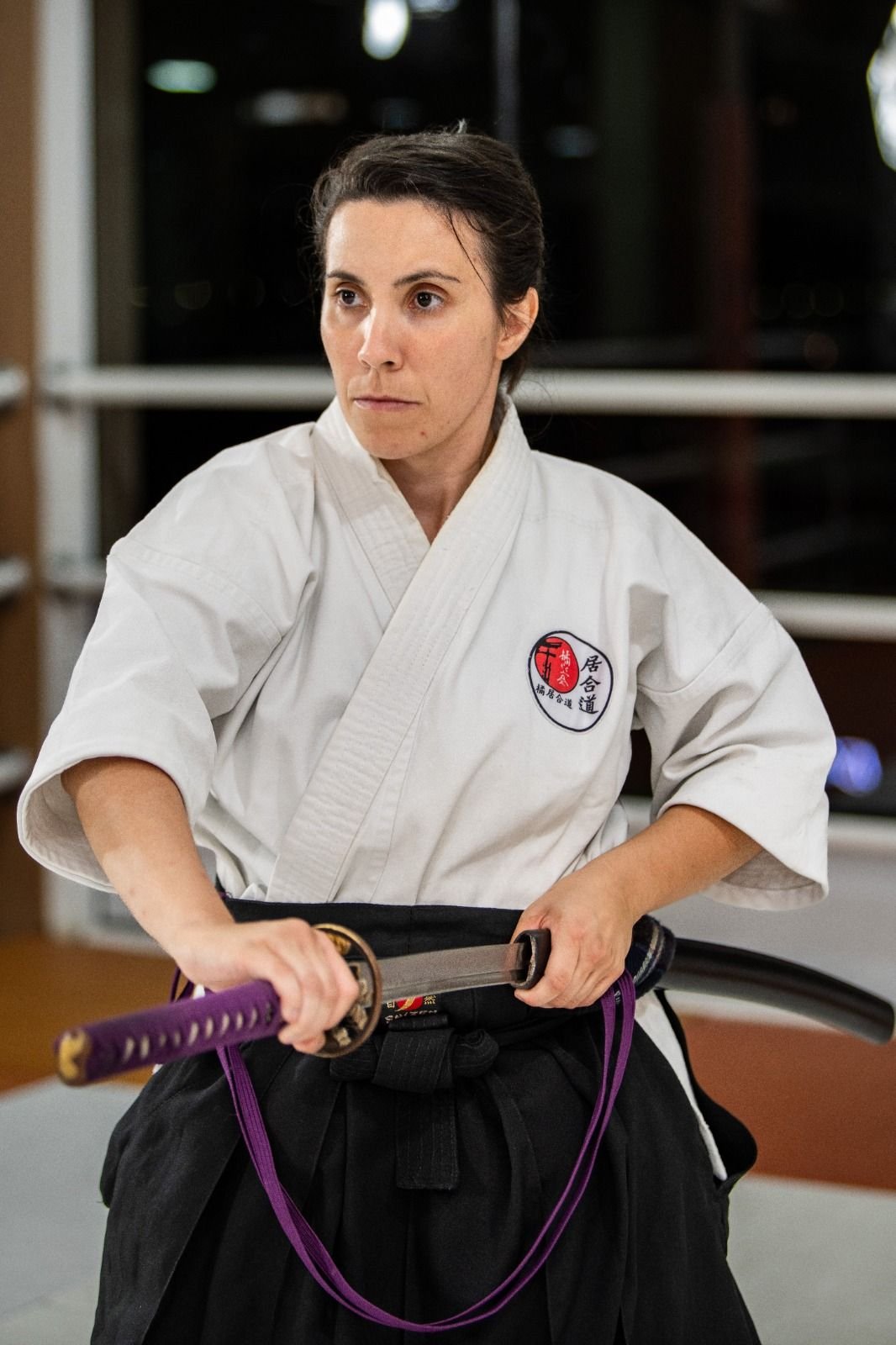 Sensei Bárbara Belafronte segurando a espada