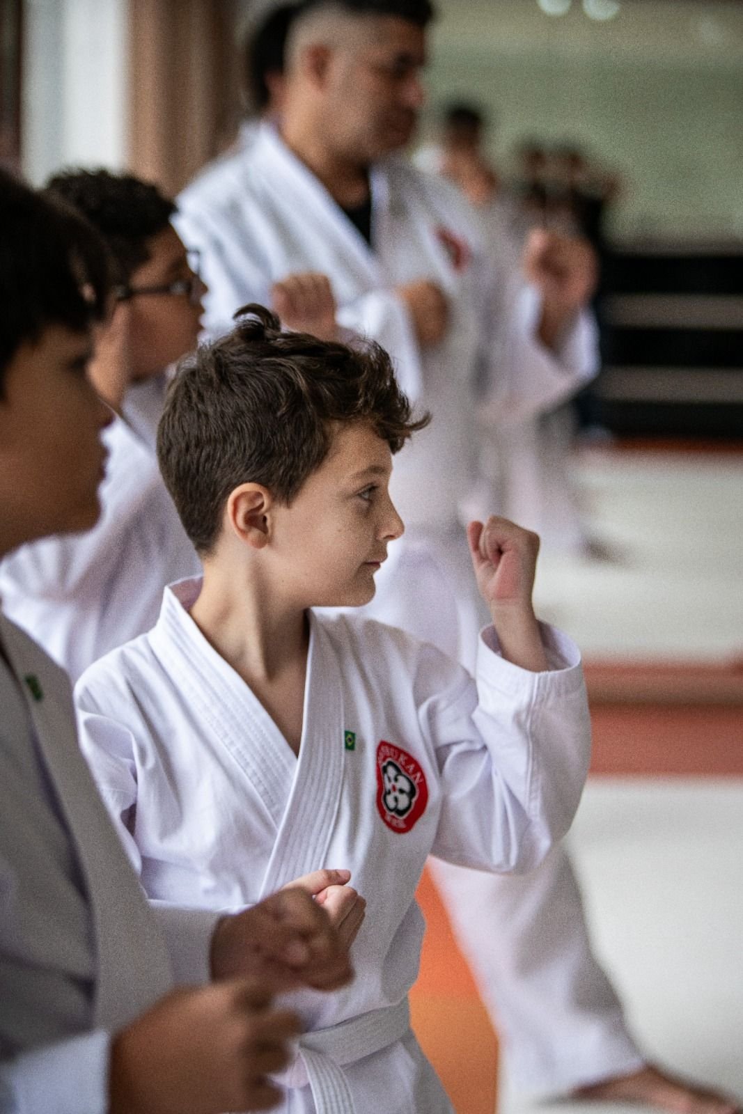 Aluno infantil em base de karatê durante a aula