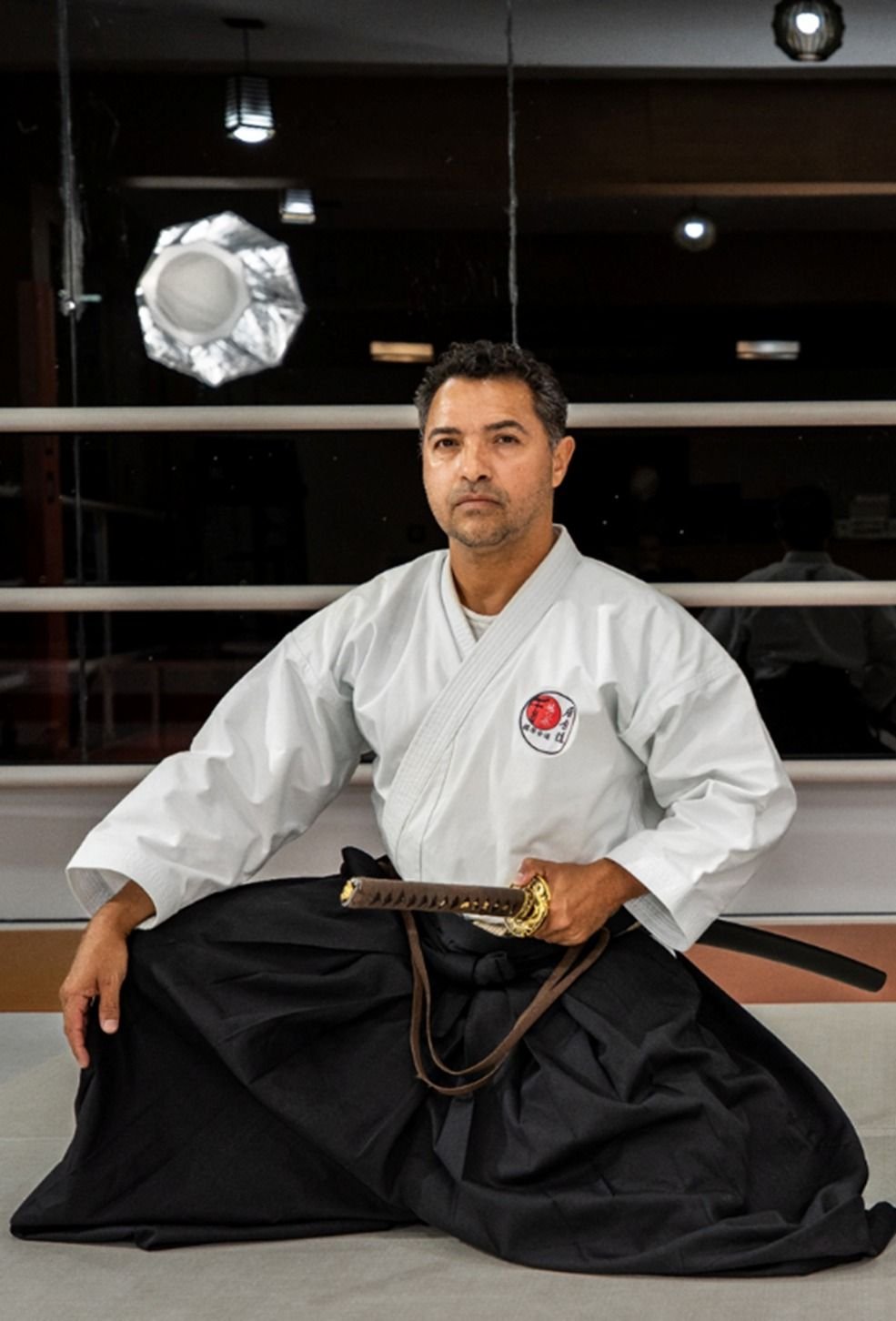 Sensei Francisco Santiago sentado em seiza com a espada